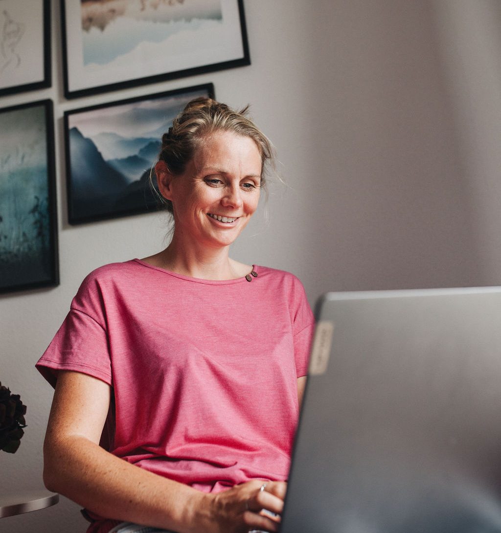 Sibylle Domann hat Laptop auf dem Schoß und führt ein Online Coaching zu negativen Glaubenssätzen durch